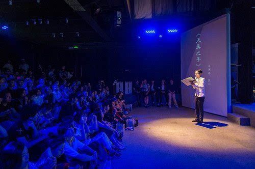 1497506555978039751.jpeg 华东师范大学出版社推出迈克尔·杰克逊诗文集《舞梦》,首发式以歌迷纪念活动与诗集发布相结合的形式举行.jpeg