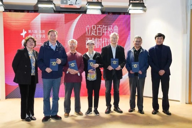 曹文轩为5位儿童文学界的前辈作家颁发了导师聘书，图片从右至左分别为：曹文轩、薛卫民、孙建江、湘女、吴然、张之路、冷林蔚.jpg