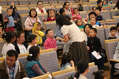“科普知识大闯关”中孩子们积极踊跃地回答问题（1）.jpg