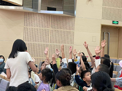 “科普知识大闯关”中孩子们积极踊跃地回答问题（2）.jpg