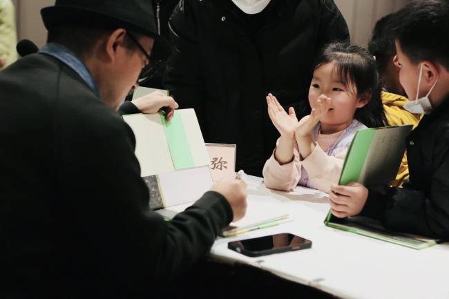 签售会图2压缩.jpg