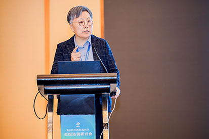 教科版《科学》主编、南京大学教授张红霞作主旨报告.jpg
