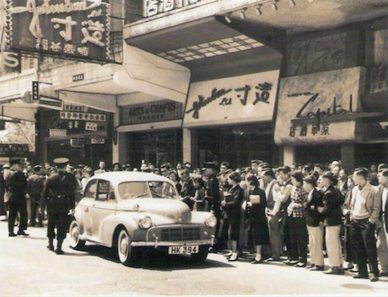 图2 弥敦道的香港“造寸”。20世纪50年代香港造寸时装公司广告。因“ 造寸”女装很讨沪上女士欢心，已成了海派旗袍的一个标志，当熟悉上海“ 造寸”的上海移民在英皇道上看到这块牌子，心里应该是别有一番滋味的。.png