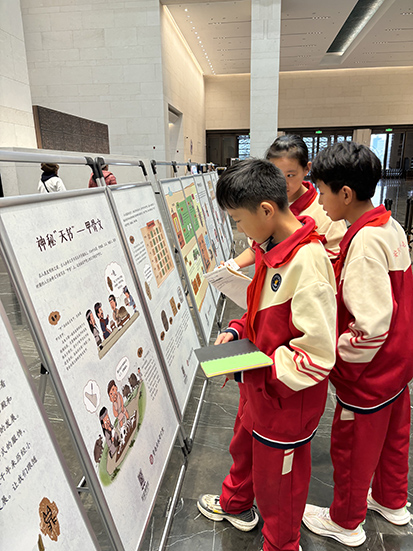 学生参观照片.jpg